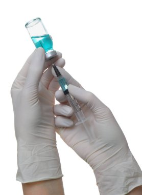 Doktor şırıngayı beyaz arka plandaki şişeden aldığı ilaçla dolduruyor.
