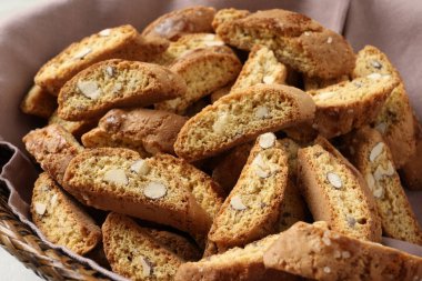 Geleneksel İtalyan badem bisküvileri (Cantucci) sepette, yakın plan