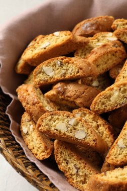 Geleneksel İtalyan badem bisküvileri (Cantucci) sepette, yakın plan