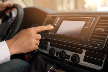 Araba kullanırken navigasyon sistemini kullanan adam, kapat