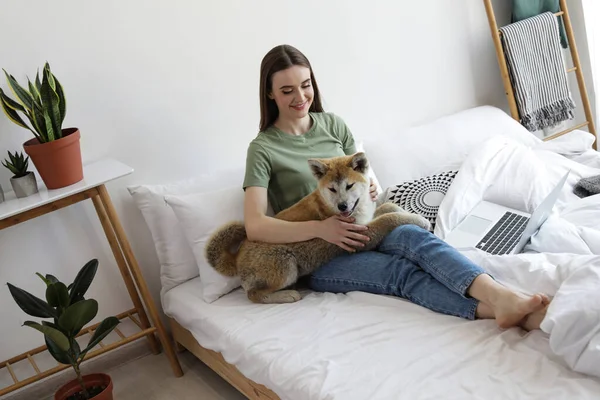 Donna Felice Con Suo Simpatico Cucciolo Akita Inu Casa — Foto Stock