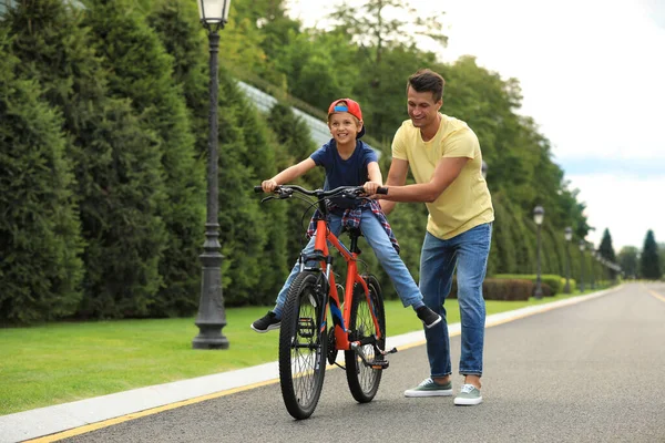 Papa Enseigne Son Fils Faire Vélo Extérieur — Photo