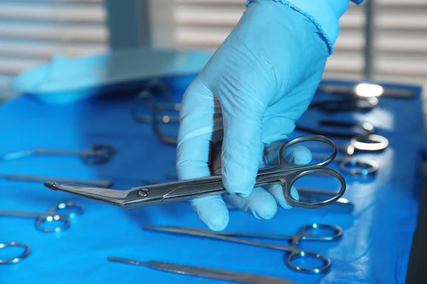 Lekarz Biorący Nożyczki Potta Stołu Różnymi Narzędziami Chirurgicznymi Wewnątrz Zbliżenie — Zdjęcie stockowe