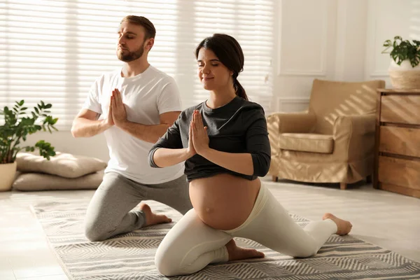 Femeie Însărcinată Care Practică Yoga Acasă — Fotografie, imagine de stoc