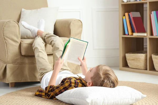 Μικρό Αγόρι Διαβάζει Βιβλίο Στο Πάτωμα Στο Σπίτι — Φωτογραφία Αρχείου