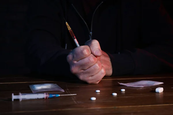 Homem Viciado Drogas Segurando Seringa Mesa Close — Fotografia de Stock