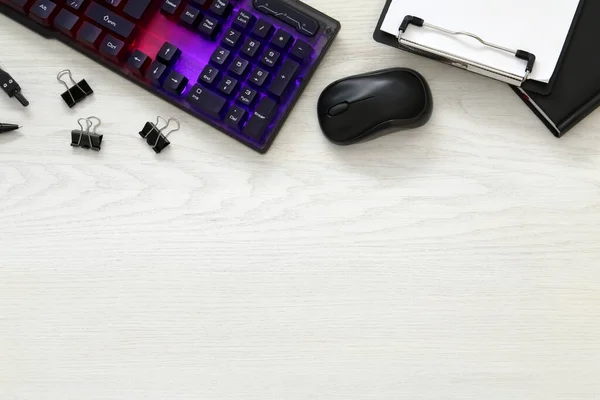 Flat Lay Kompozíció Modern Rgb Billentyűzet Fehér Asztal Hely Szöveg — Stock Fotó