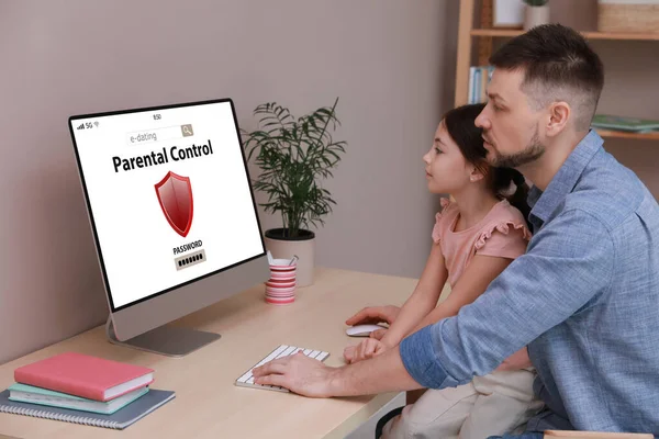 Папа Устанавливает Родительский Контроль Компьютер Помещении Безопасность Детей — стоковое фото
