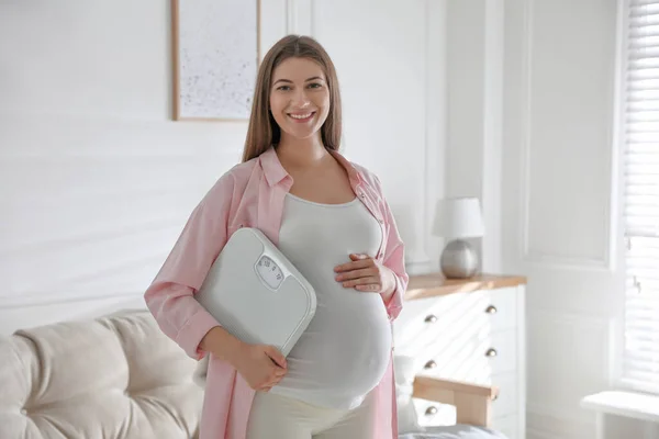 Gravid Kvinna Arbetar Sängen Hemma Närbild Moderskapsledighet — Stockfoto