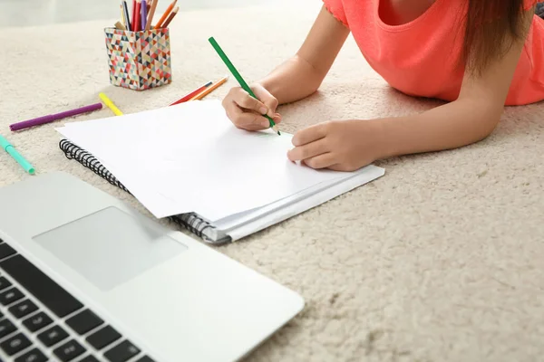 Kleines Mädchen Zeichnet Mit Bleistift Auf Papier Bei Online Unterricht — Stockfoto