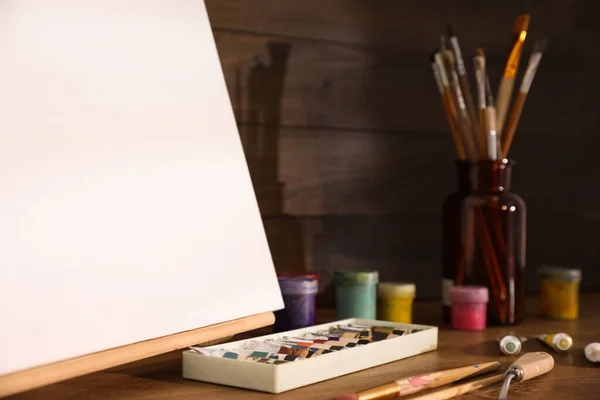 Caballete Con Lienzo Artículos Arte Sobre Mesa Madera — Foto de Stock