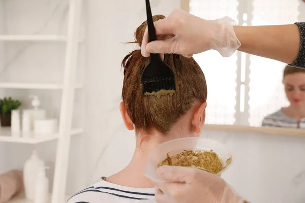 Професійний Перукар Фарбування Волосся Жінки Куркою Салоні Краси Вид Ззаду — стокове фото