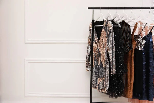Kollektion Trendiger Damenbekleidung Auf Einem Regal Der Nähe Weißer Wände — Stockfoto