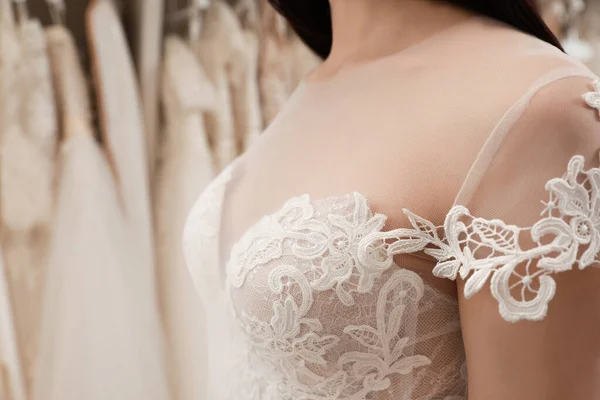 Kobieta Przymierza Piękną Suknię Ślubną Butiku Zbliżenie — Zdjęcie stockowe