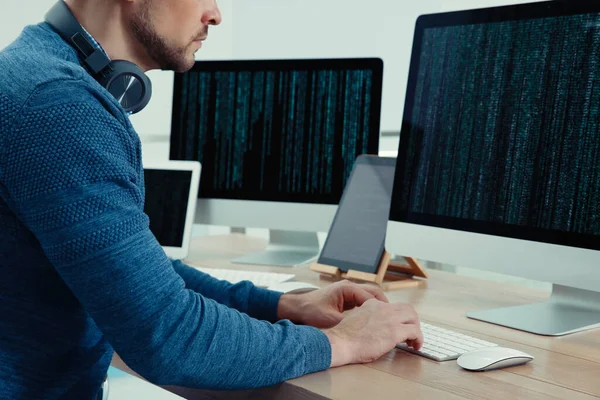 Programador Com Fones Ouvido Trabalhando Mesa Escritório Close — Fotografia de Stock