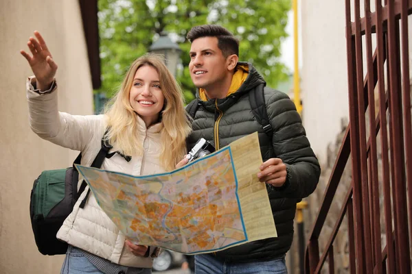 Några Turister Med Karta Planering Resa Stadens Gata — Stockfoto