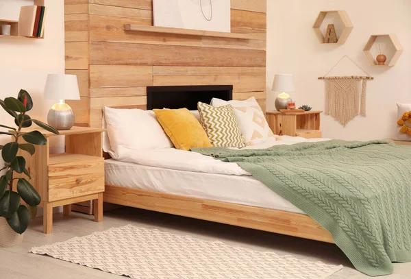 Stylish Room Interior Big Comfortable Bed — Stock Photo, Image