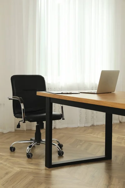 Direktionsbüro Mit Großem Holztisch Und Bequemem Sessel Innenarchitektur — Stockfoto
