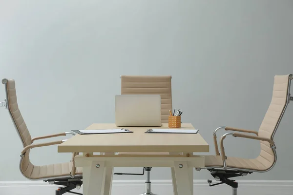 Direktionsbüro Mit Großem Holztisch Und Bequemen Sesseln Innenarchitektur — Stockfoto