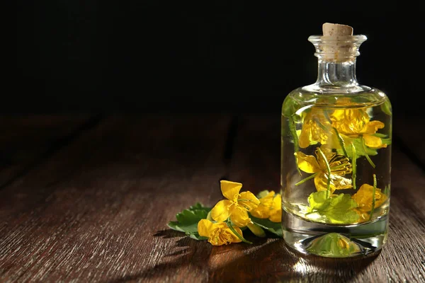 Fles Celandine Tinctuur Plant Houten Tafel Ruimte Voor Tekst — Stockfoto