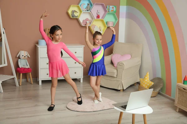Carino Bambine Che Prendono Lezioni Danza Online Casa — Foto Stock