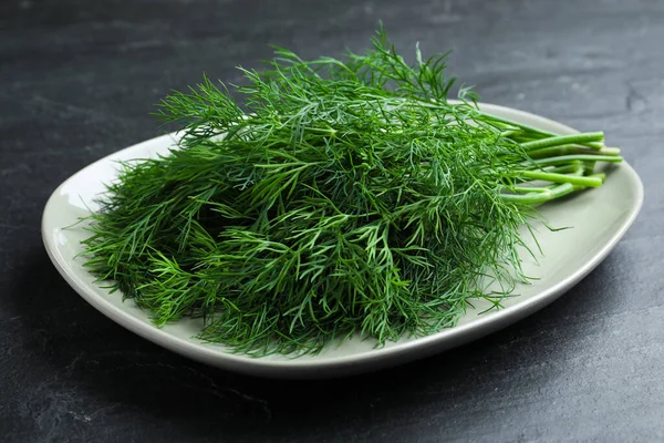 Teller Mit Frischem Dill Auf Schwarzem Tisch — Stockfoto