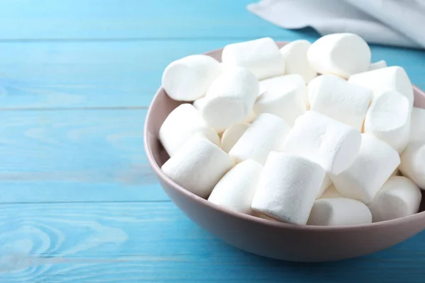 Heerlijke Gezwollen Marshmallows Lichtblauwe Houten Tafel Close — Stockfoto