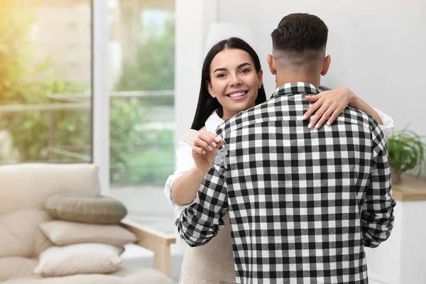 Couple Heureux Avec Clé Leur Nouvelle Maison Intérieur — Photo