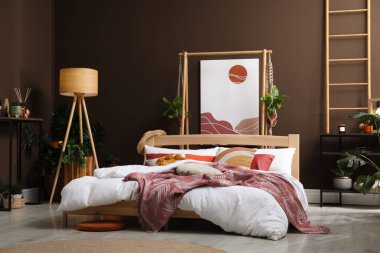 Geniş, rahat yataklı, modern bir oda.