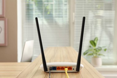 Modern wi-fi yönlendirici ahşap tezgahta kapalı.