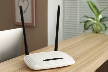 Modern wi-fi yönlendirici ahşap tezgahta kapalı.