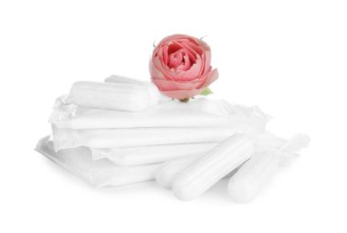 Tamponlar, tek kullanımlık pedler ve beyaz arka planda güzel bir gül.