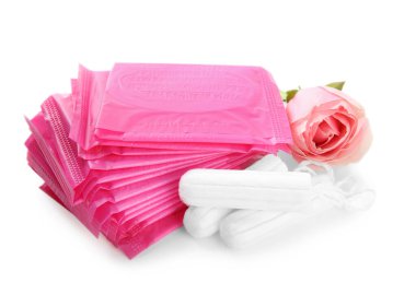 Tamponlar, tek kullanımlık pedler ve beyaz arka planda güzel bir gül.