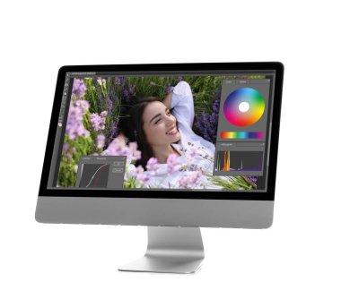 Fotoğraf düzenleyici uygulaması olan bilgisayar beyaz üzerine izole edildi