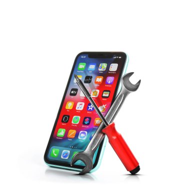 MYKOLAIV, UKRAINE - 9 Temmuz 2020: iPhone 11, beyaz arka planda ana ekran. Onarım servisi 