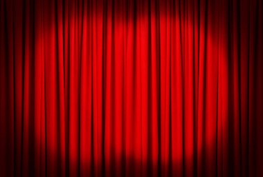 Sahne ışıkları kapalı kırmızı perdeleri aydınlatıyor. Performans başlangıcı 