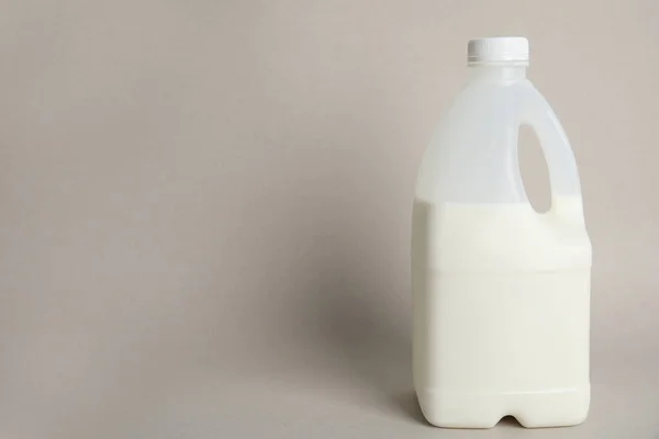 ベージュ地に牛乳のガロンボトル テキストのスペース — ストック写真