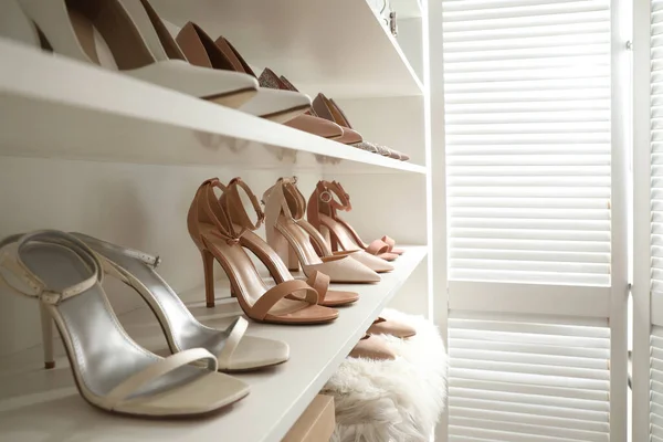 更衣室架子上不同款式的女鞋 — 图库照片