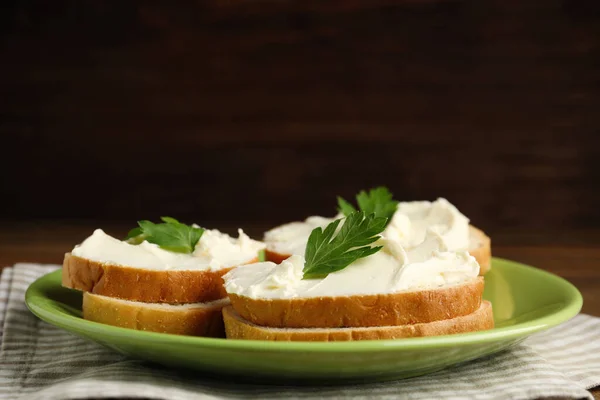 プレート上のクリームチーズとパセリのパン — ストック写真