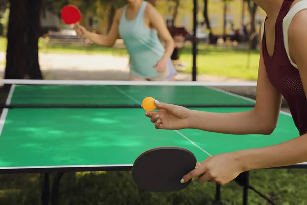 Mujeres Jóvenes Jugando Ping Pong Parque Primer Plano —  Fotos de Stock