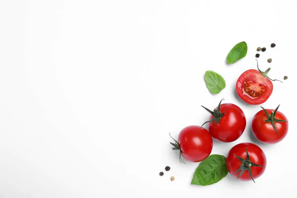 Hojas Albahaca Verde Fresca Especias Con Tomates Cortados Enteros Sobre — Foto de Stock