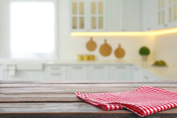 Tovagliolo Quadretti Rossi Tavolo Legno Vista Offuscata Interni Della Cucina — Foto Stock