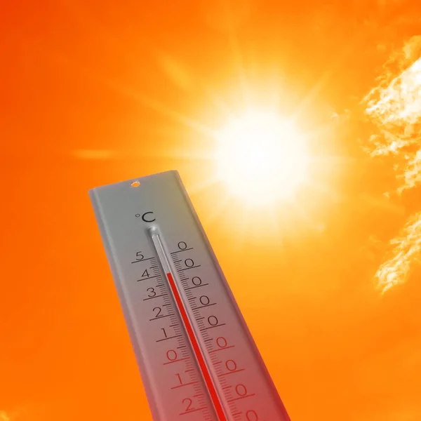 Weerthermometer Met Hoge Temperatuur Buiten Warme Zonnige Dag Waarschuwing Hitteberoerte — Stockfoto