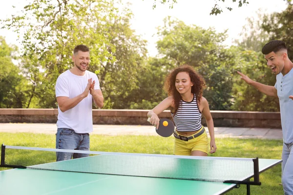 Amigos Jogando Ping Pong Livre Dia Verão — Fotografia de Stock
