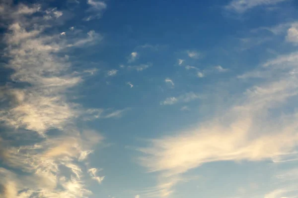 Vackra Vita Moln Blå Himmel Vid Solnedgången — Stockfoto
