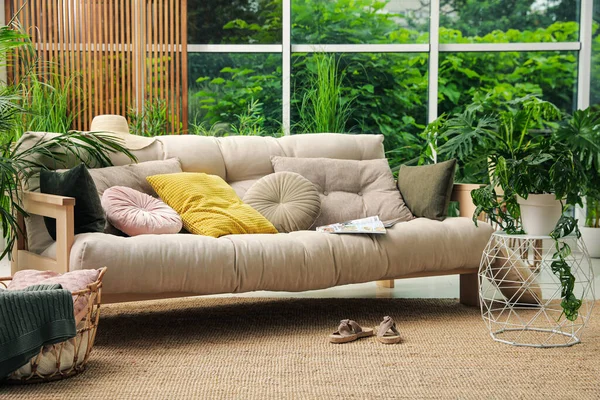 Innenterrasseninterieur Mit Bequemem Sofa Und Grünen Pflanzen — Stockfoto