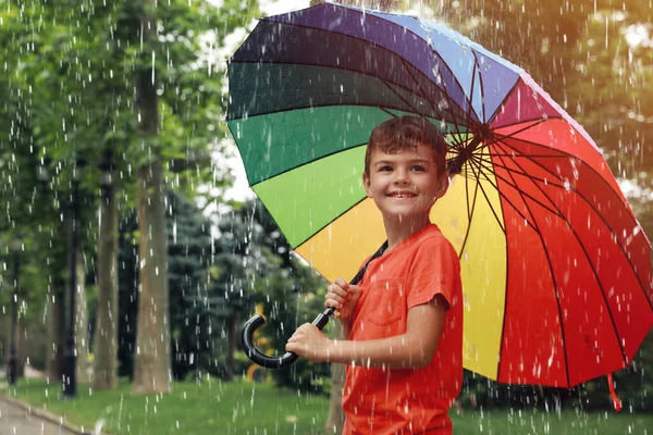 Мальчик Зонтиком Гуляет Дождем Парке — стоковое фото