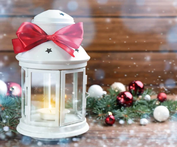 Lanterna Natal Com Vela Ardente Decoração Festiva Mesa Madeira — Fotografia de Stock