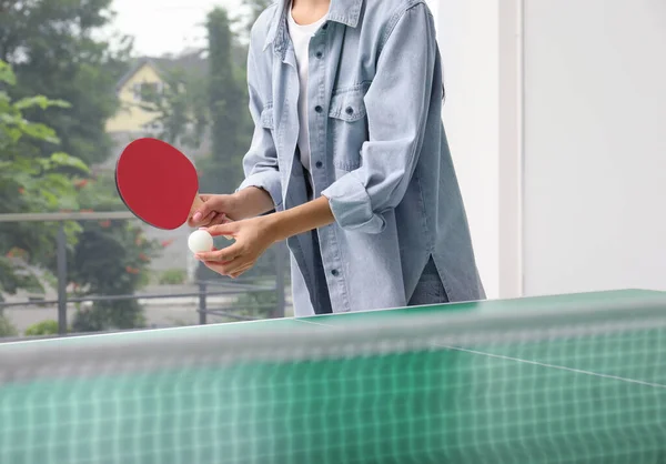 Mujer Jugando Ping Pong Interior Vista Cerca —  Fotos de Stock