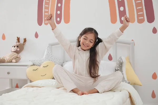 Νυσταγμένη Κοπέλα Πιτζάμες Στο Κρεβάτι Στο Σπίτι — Φωτογραφία Αρχείου